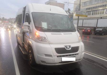 В Брянске водитель маршрутки сломал нос 53-летней пассажирке 