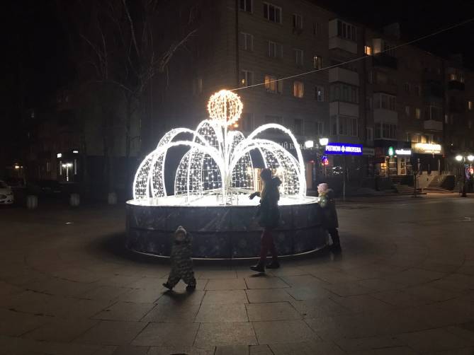 В Брянске на бульваре Гагарина появился светящийся фонтан