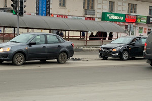 В Брянске возле автовокзала столкнулись две легковушки