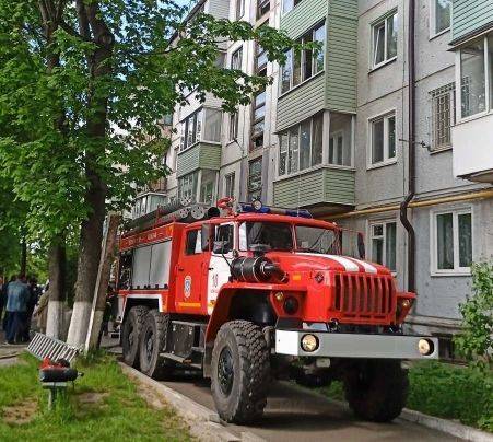 В Клинцах во время пожара в пятиэтажке спасли 16 жильцов