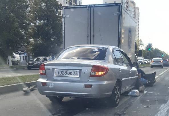 На проспекте Московском в Брянске иномарка врезалась в фургон