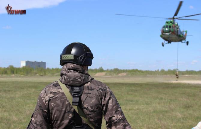 Брянские бойцы СОБР и ОМОН десантировались с вертолёта Ми-8
