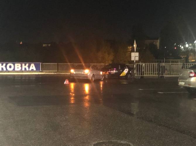 В Брянске возле «Аэропарка» машина «Яндекс.Такси» попала в ДТП