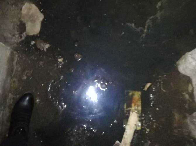 В Брянске канализационные стоки затопили подвал дома