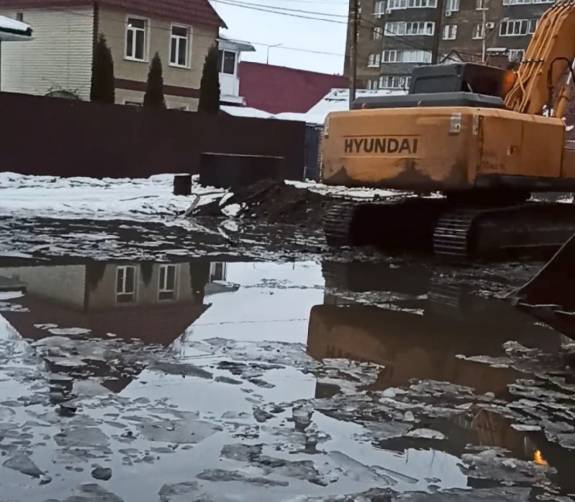 В Брянске начали осушать легендарную лужу на улице Медведева