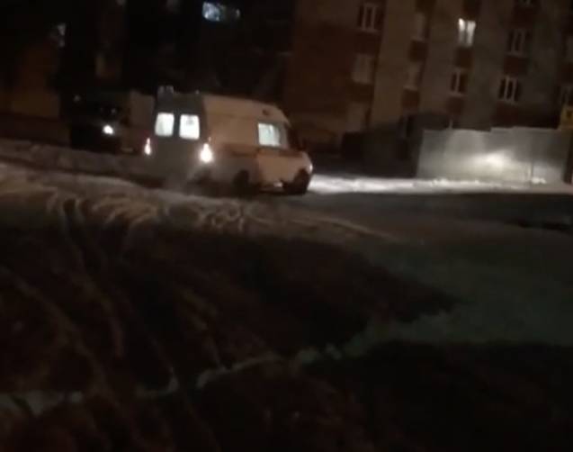 В Брянске машина «скорой помощи» застряла в снежной каше