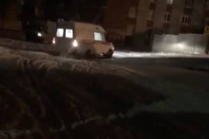 В Брянске машина «скорой помощи» застряла в снежной каше