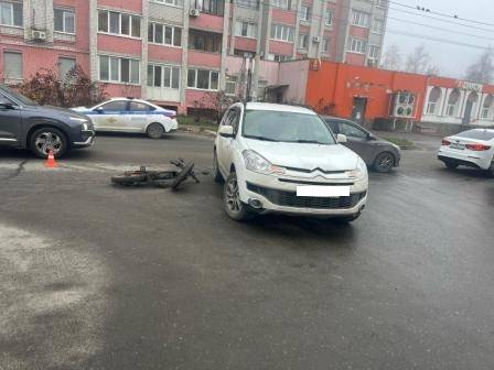 В Брянске водитель иномарки сломал руку мужчине на электровелосипеде