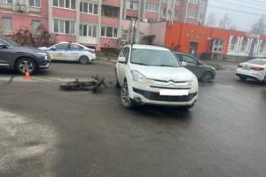 В Брянске водитель иномарки сломал руку мужчине на электровелосипеде