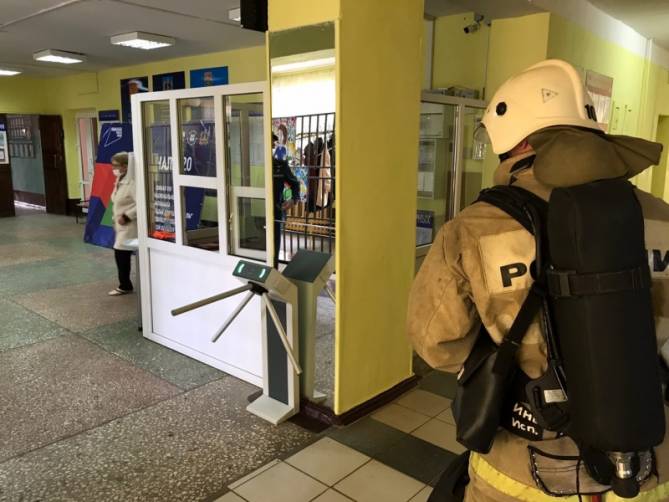 В Клинцах сотрудники МЧС эвакуировали колледж