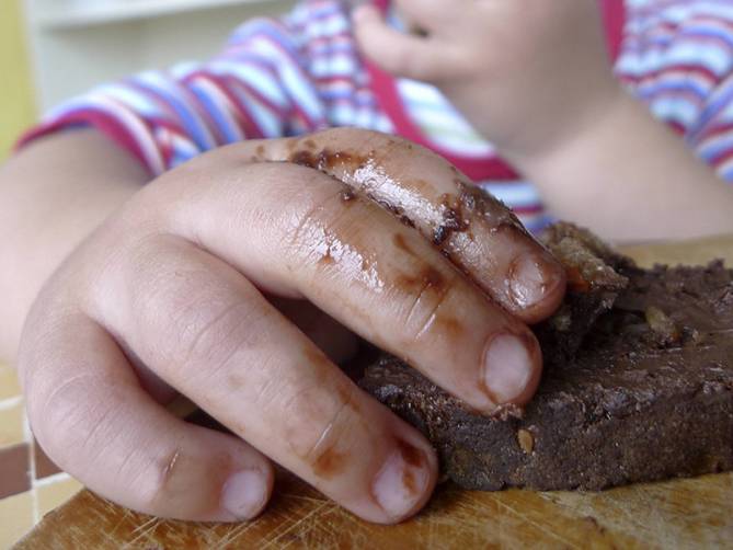 В Брянске приёмные родители морили голодом 7-летнюю девочку