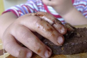В Брянске приёмные родители морили голодом 7-летнюю девочку