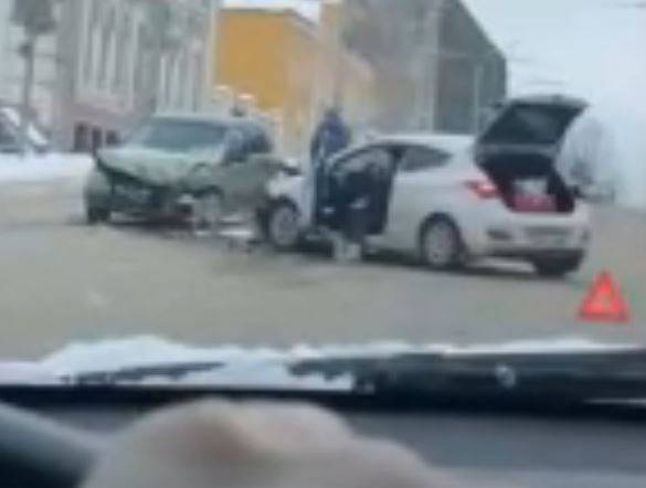В Брянске на улице Калинина столкнулись две легковушки