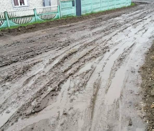 В поселке Выгоничи дорога по переулку Горького превратилась в грязевое месиво