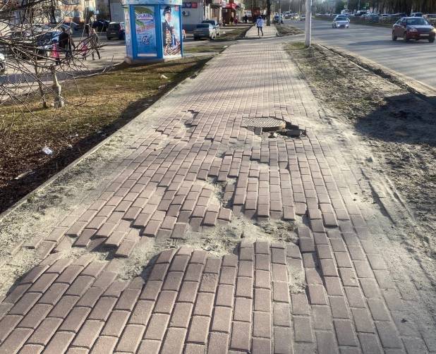 В Брянске на остановке областной больницы начала проваливаться тротуарная плитка