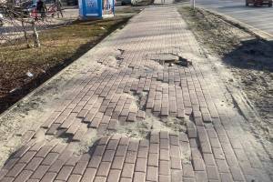 В Брянске на остановке областной больницы начала проваливаться тротуарная плитка