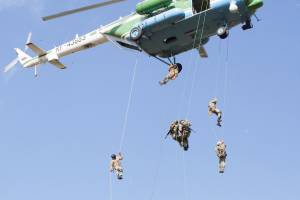Брянские бойцы СОБР десантировались с вертолёта в лесу 