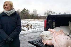 Брянской спасительнице птиц подарили 11 мешков пшеницы, кукурузы и перловки