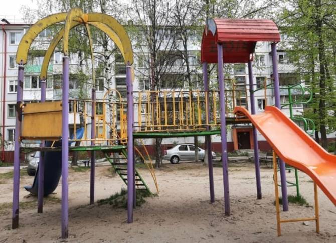 В Брянске детская горка превратилась в опасный экстрим для малышей