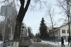 В Брянске автохам на внедорожнике перекрыл проход к гимназии №7