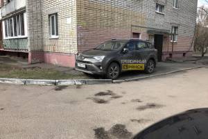 В Брянске охранник фотоловушки припарковался на тротуаре