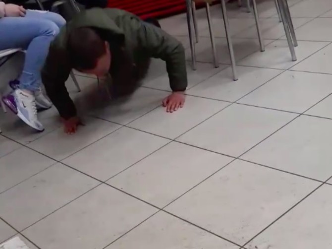 В Клинцах посетитель кафе устроил шоу с отжиманием за деньги