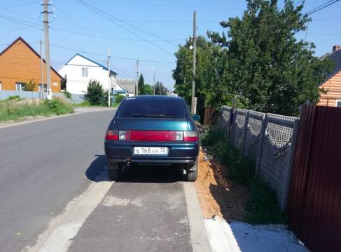 В Жуковке автохам перегородил пешеходную дорожку