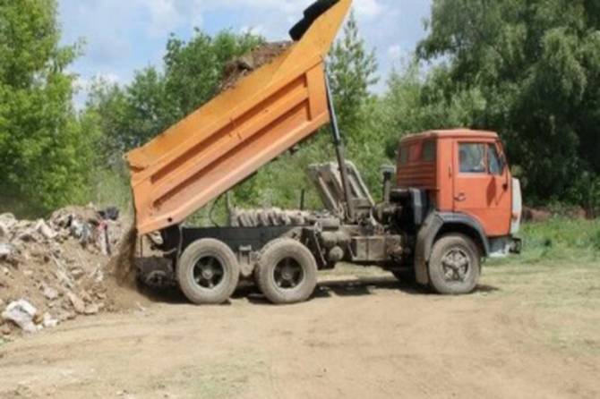 В Брянске водителей поймали на выгрузке мусора в песчаном карьере 