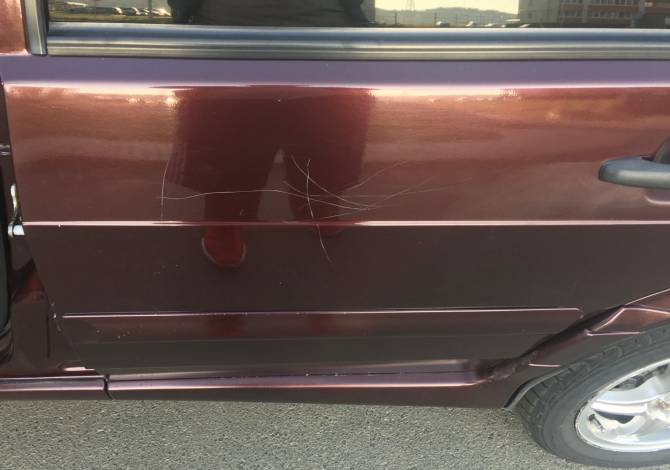 В Клинцах неизвестный хулиган поцарапал припаркованный автомобиль
