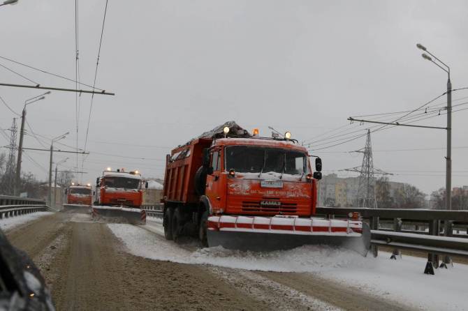 Более 100 спецмашин выйдут в Брянской области на борьбу со снегопадом