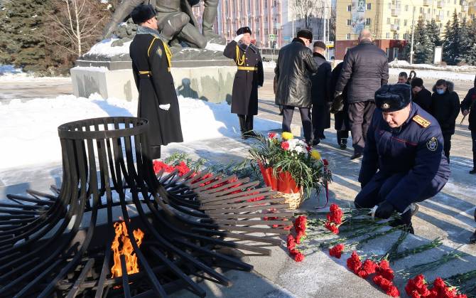 В Брянске возложили цветы к мемориалу на площади Партизан