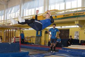 Футболисты брянского «Динамо» занялись акробатикой