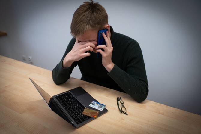 В Брянске 20-летний студент перевел мошенникам почти 3 млн рублей