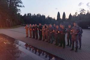 Брянские росгвардейцы зажгли свечи в День памяти и скорби