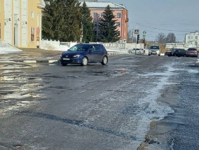 В Новозыбкове растаявший снег обнажил убитые дороги