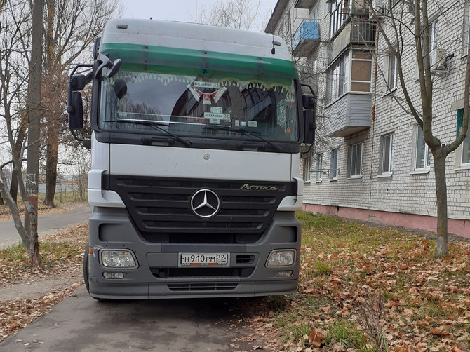 В Брянске оштрафовали перегородившего тротуар водителя фуры