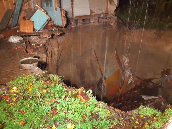 «Ушёл под землю»: появились кадры рухнувшего дома под Злынкой