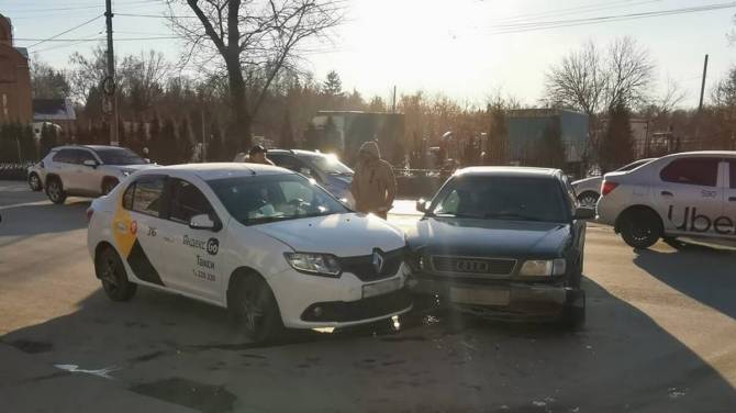 В Брянске «Яндекс.Такси» столкнулось с легковушкой
