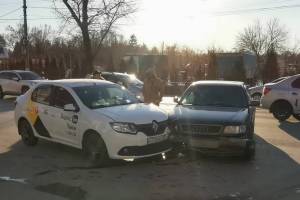 В Брянске «Яндекс.Такси» столкнулось с легковушкой