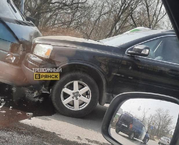 В Брянске на улице Речной две машины столкнулись лоб в лоб 