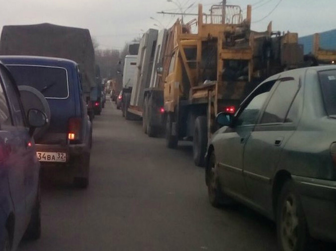 Причиной транспортного коллапса стали дорожные работы на мосту