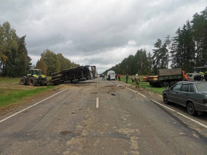 Под Климово водитель КамАЗ протаранил трактор и разбил голову