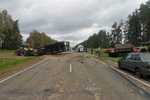 Под Климово водитель КамАЗ протаранил трактор и разбил голову