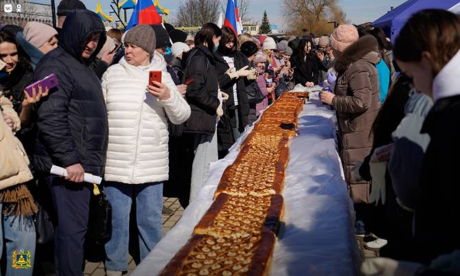 Брянцы на митинге «Крымская весна» съели 10-метровый пирог