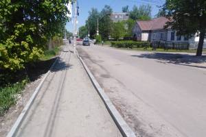 В Брянске на улице Шолохова начали строить новый тротуар 