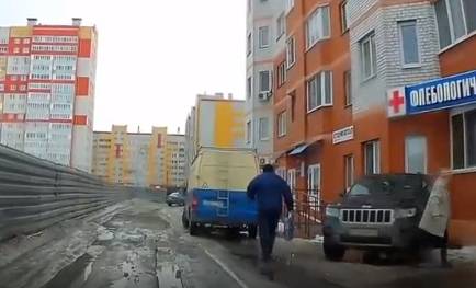 В Брянске на проспекте Станке Димитрова сняли массовую парковку на тротуаре