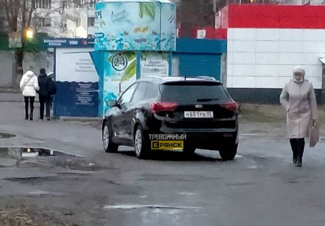 В Брянске автохам перекрыл тротуар возле «Магнита» на Почтовой