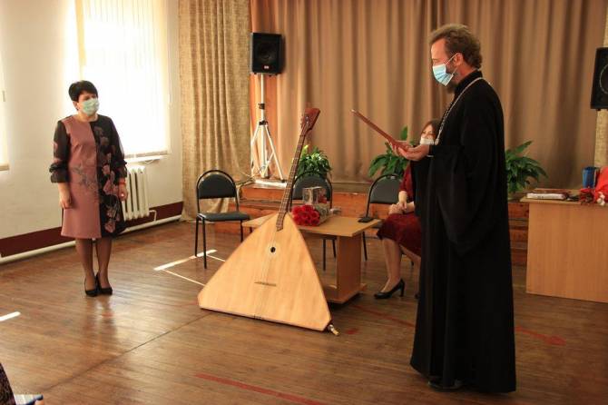 Брянский священник подарил карачевскому дому творчества бас-балалайку
