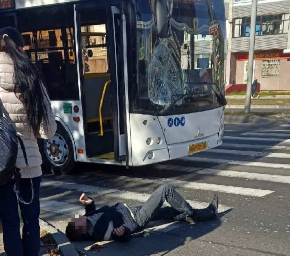 В Брянске 49-летний мужчина бросился под автобус и сломал таз