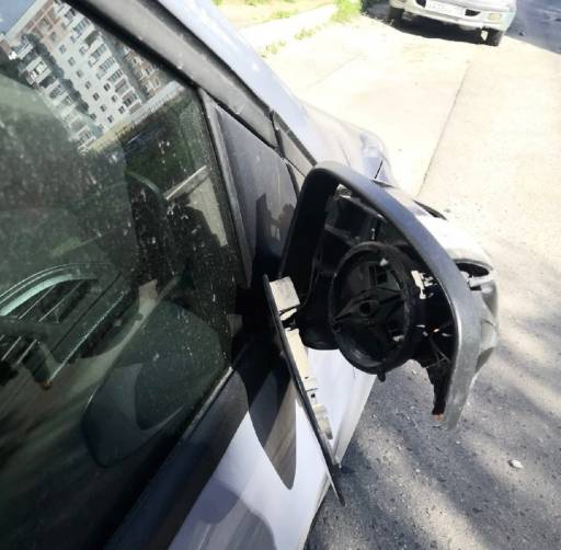 На улице Романа Брянского неизвестные вдребезги разили зеркало авто